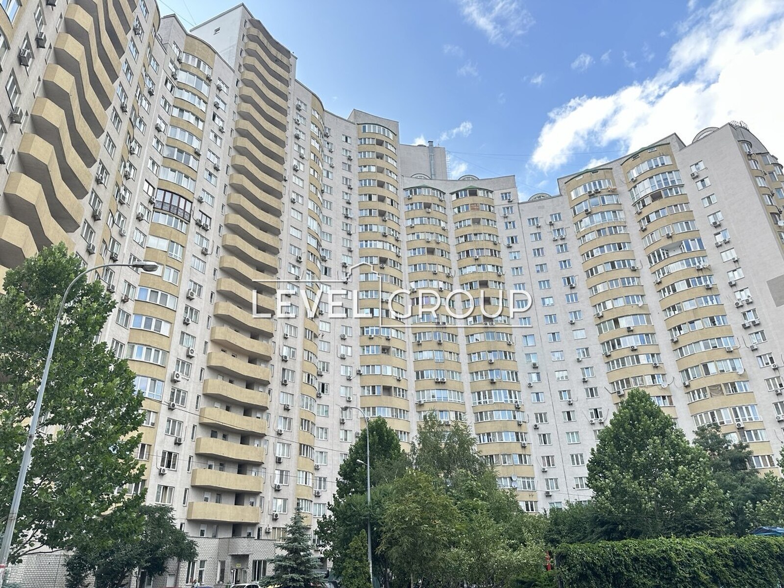 Дніпровська набережна, 19