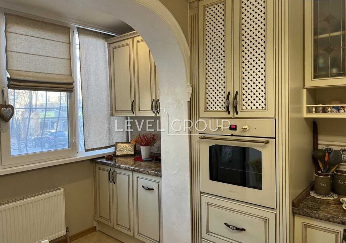 Святоюріївська, 22