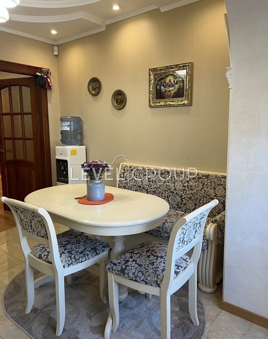 Святоюріївська, 22