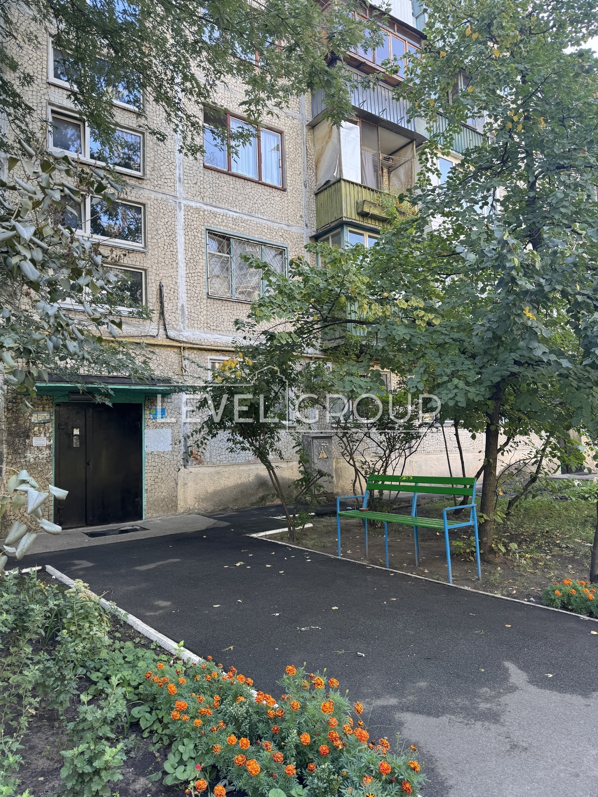 Братиславська вул., 8