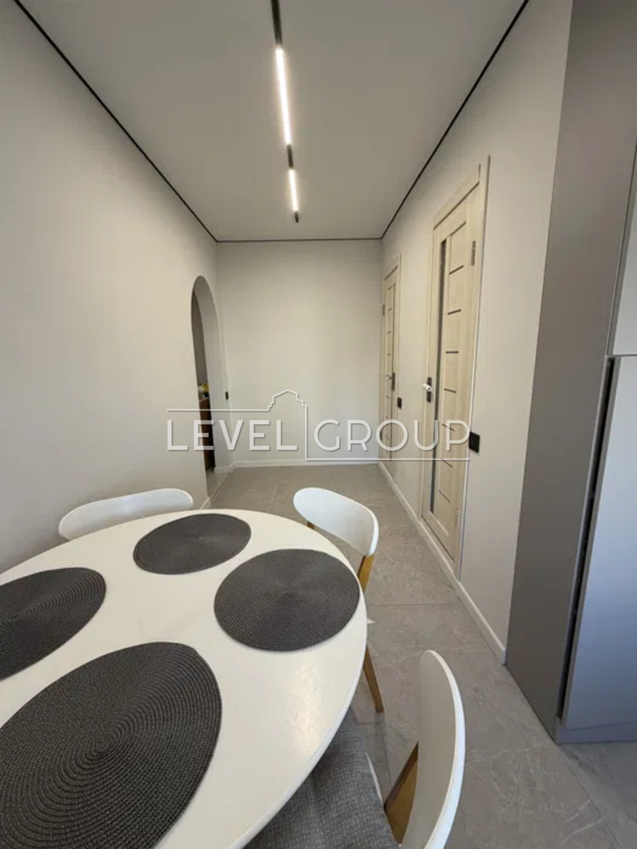 Хорольська вул., 8/4