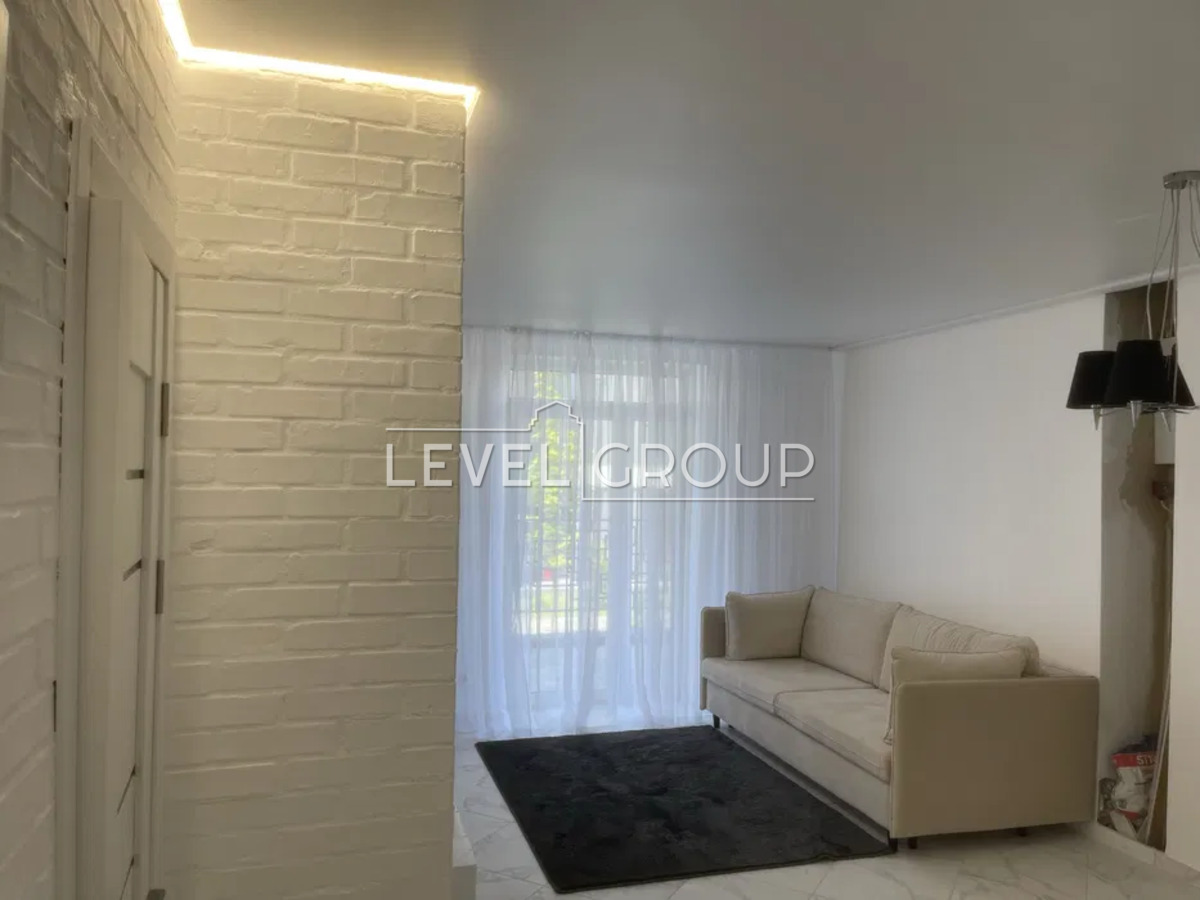 Грушевського, 12