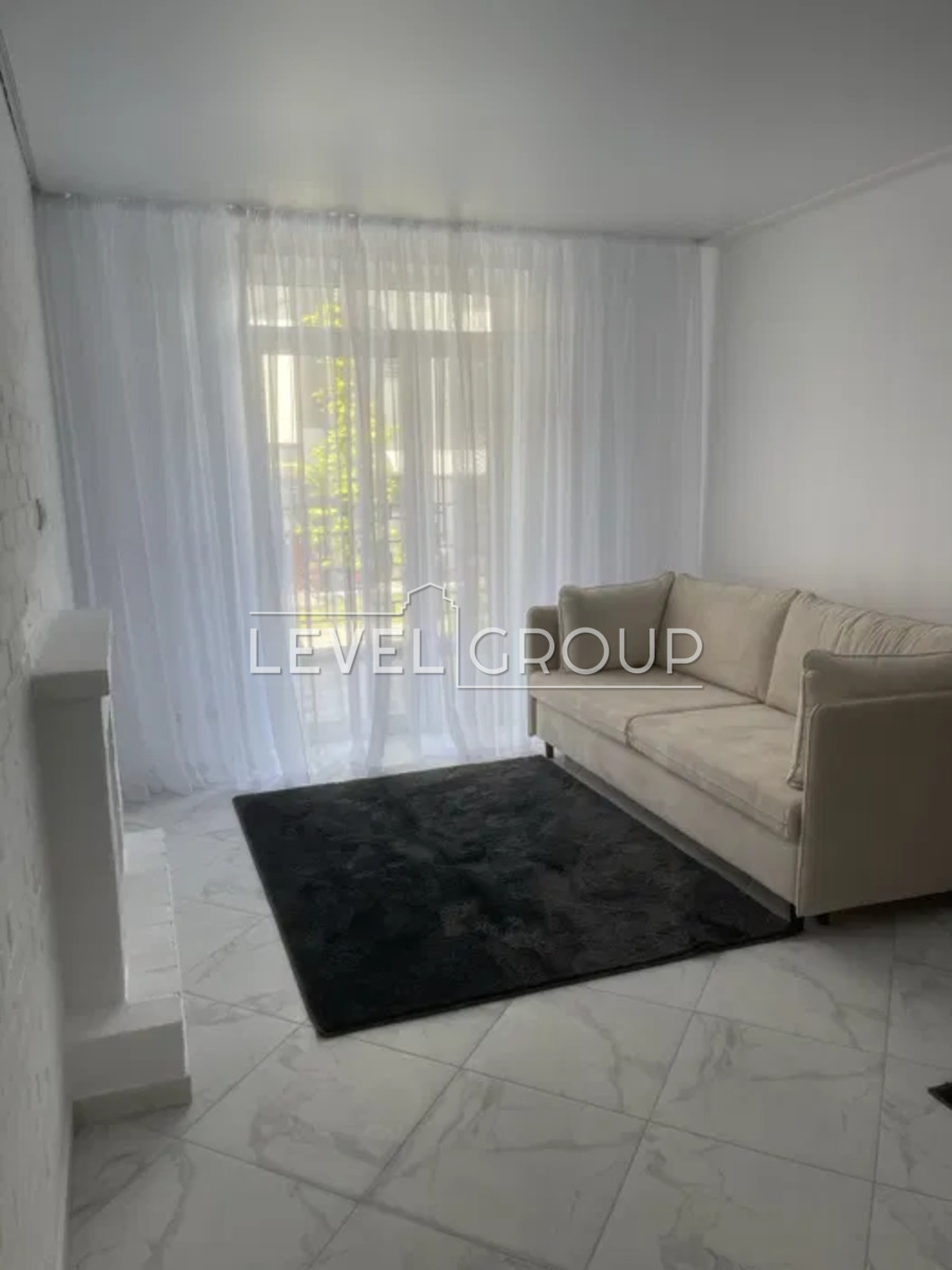 Грушевського, 12