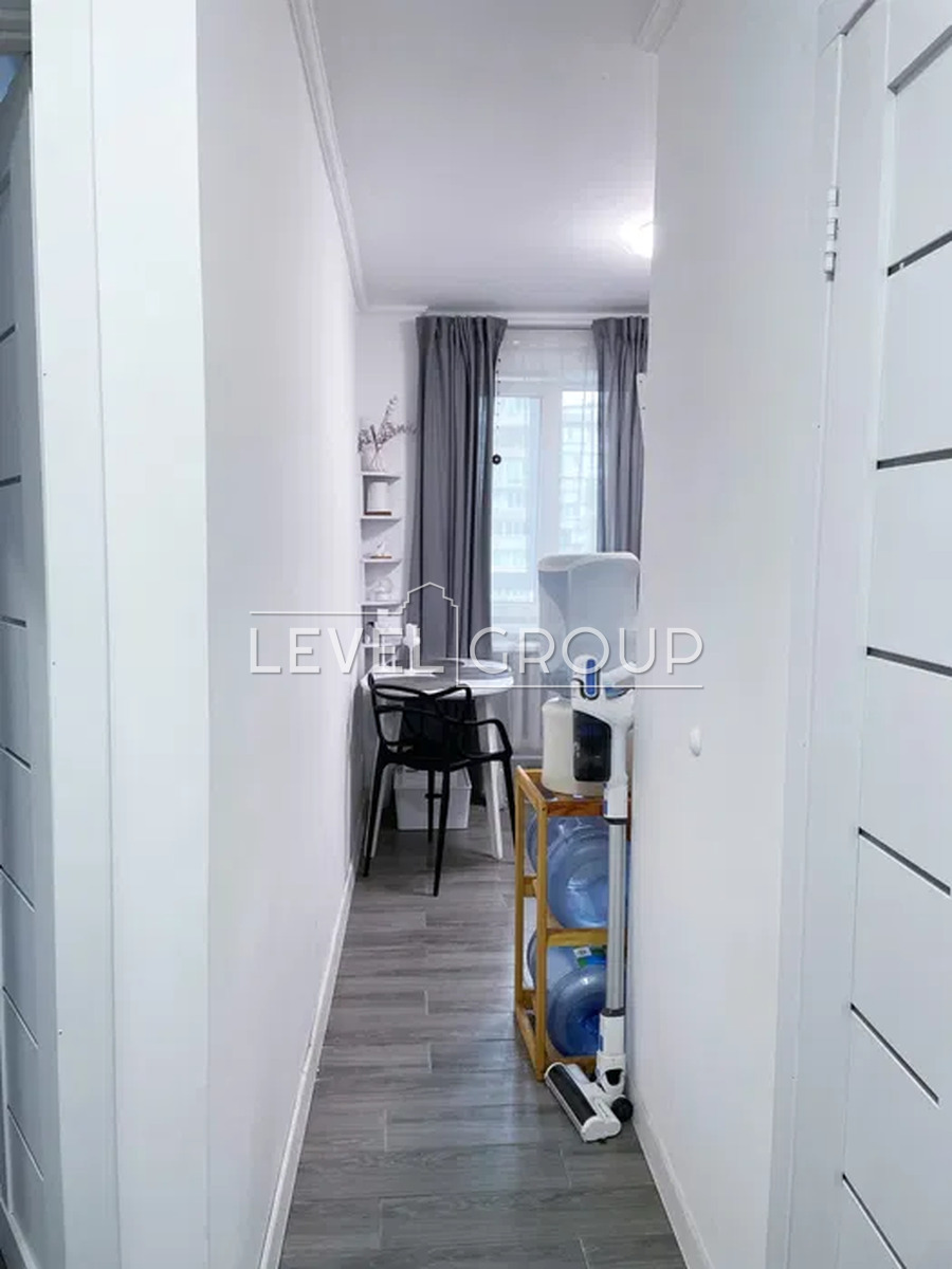 Dmytra Pavlychka Avenue, 10