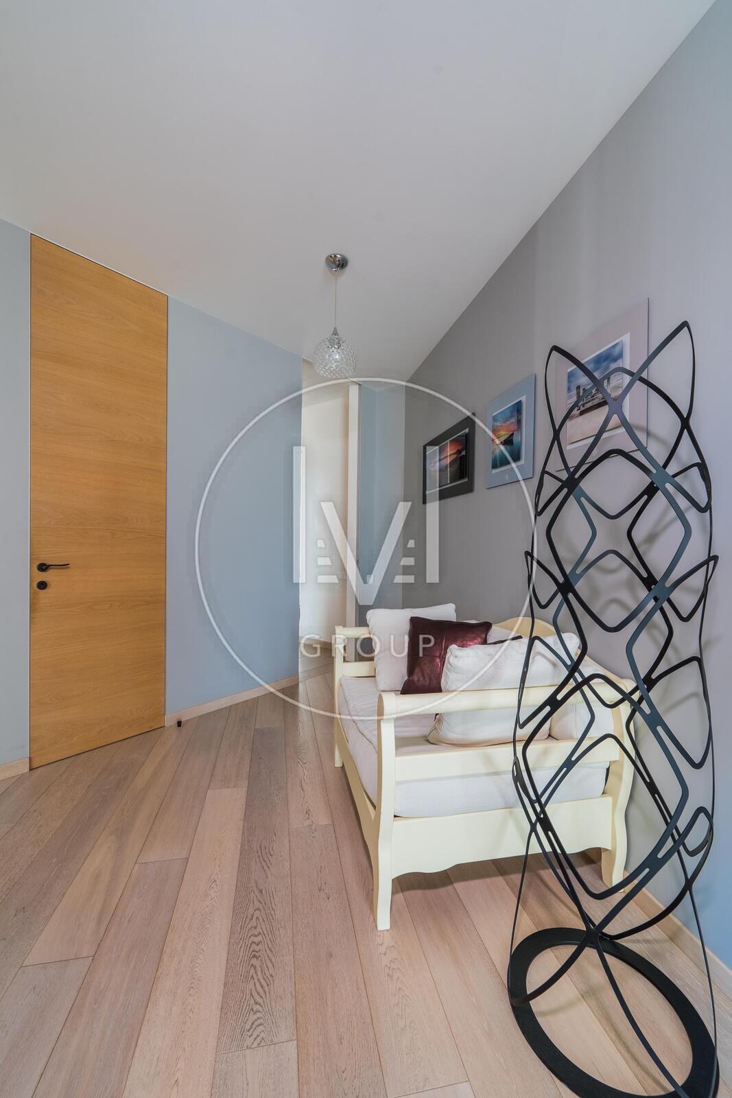 Andriy Verhoglyada str. (Mykhaila Dragomirova), 20