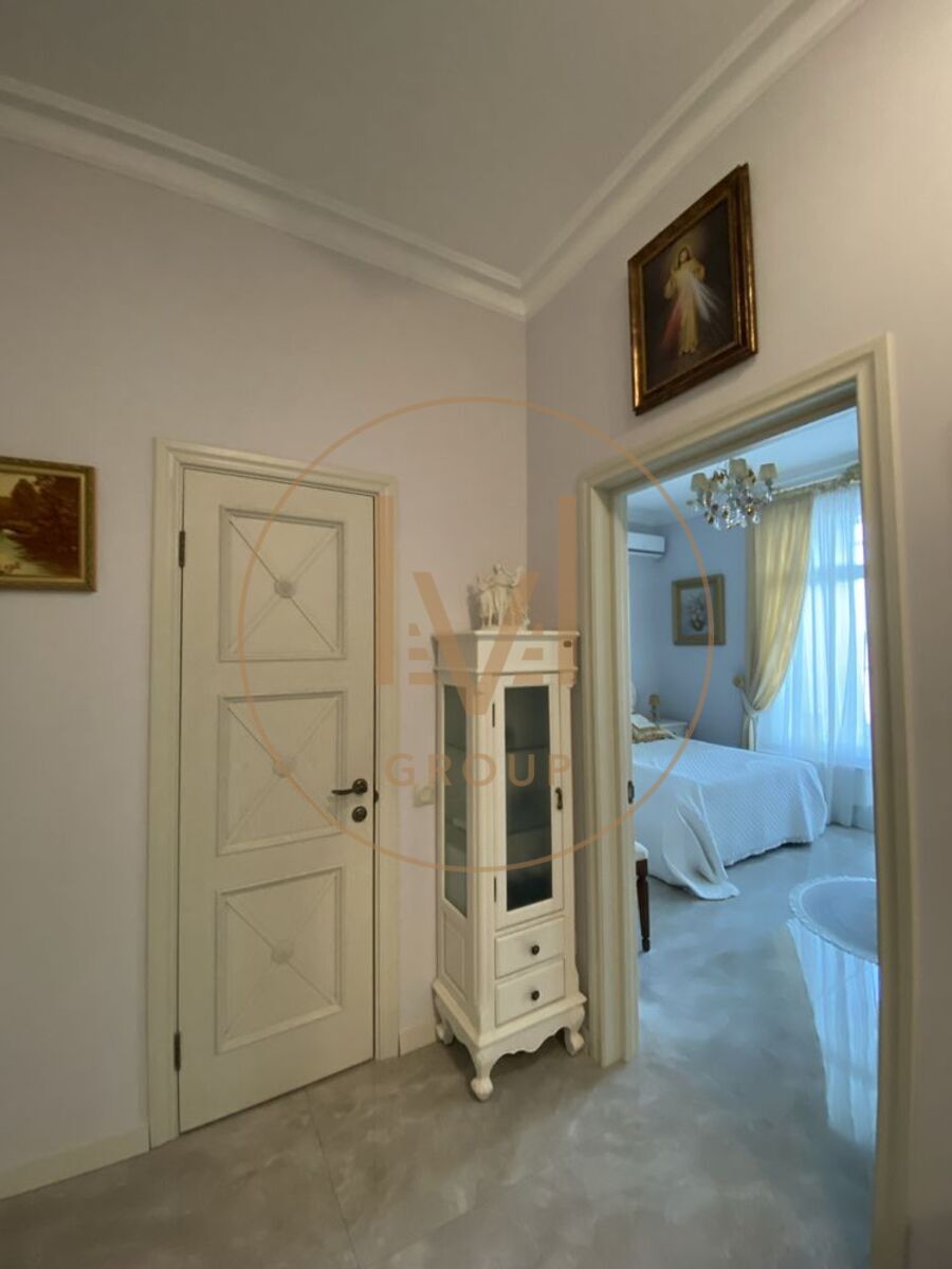 Lesi Ukrainky Blvd., 7V