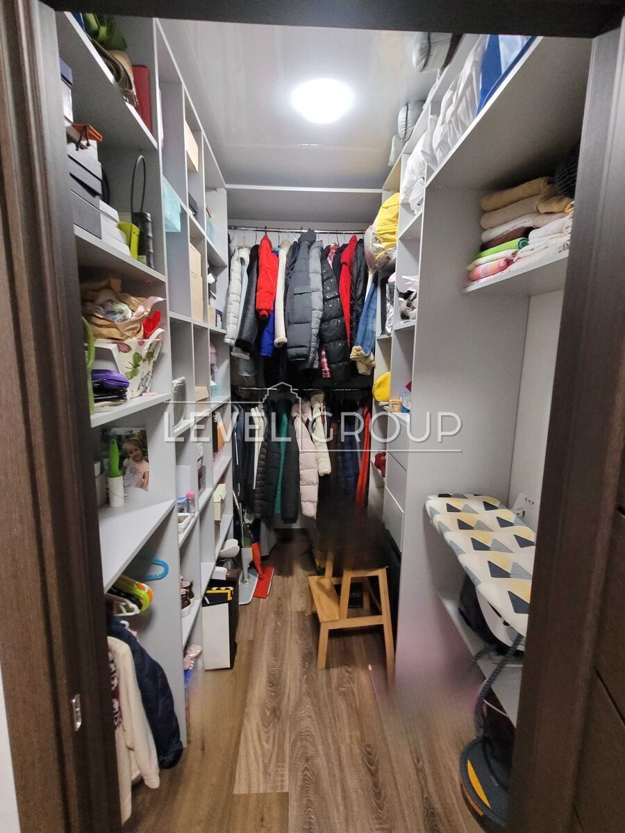 name_en