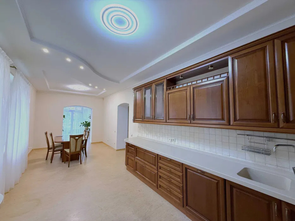 Київська, 12