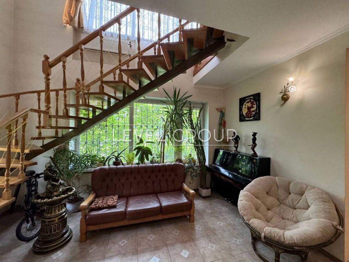 Богатирська вул., 30А