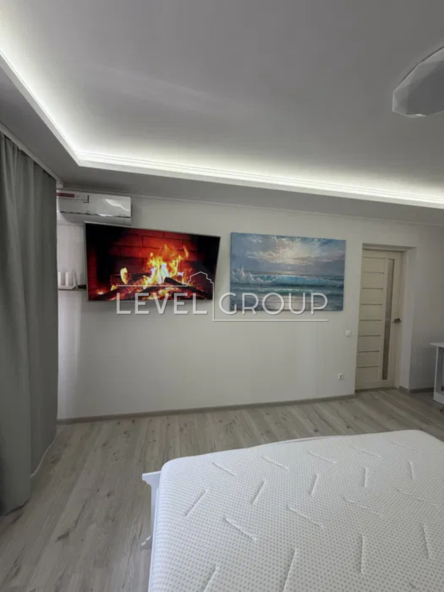 Хорольська вул., 8/4