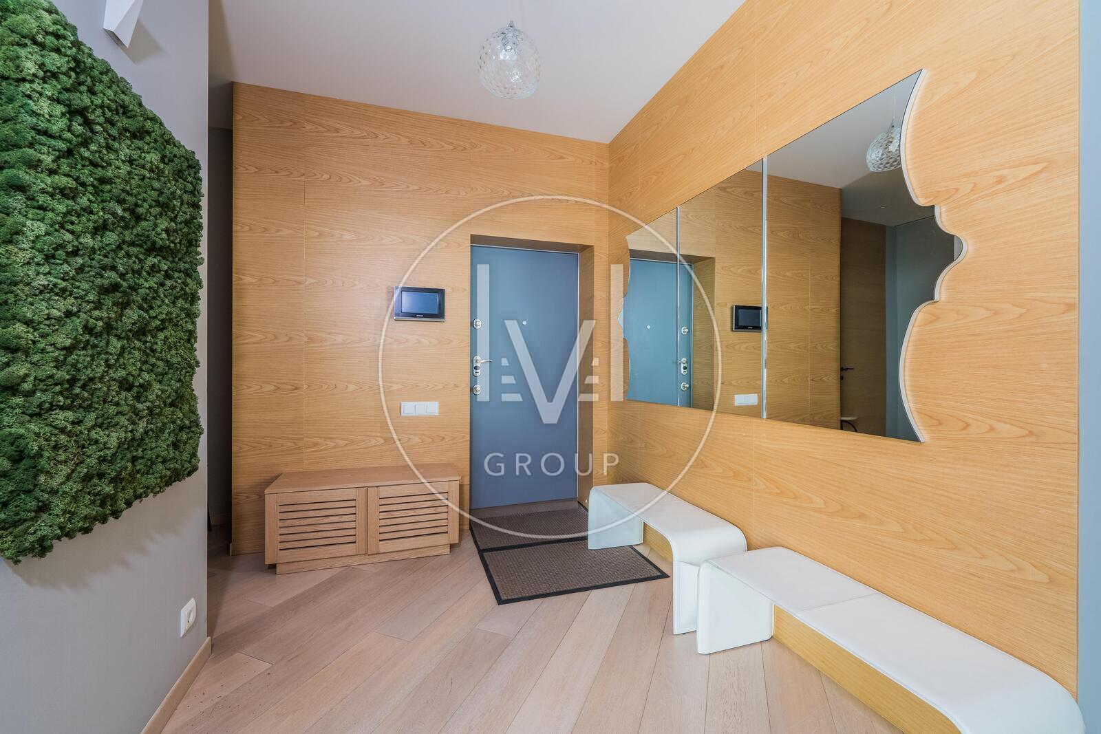 Andriy Verhoglyada str. (Mykhaila Dragomirova), 20