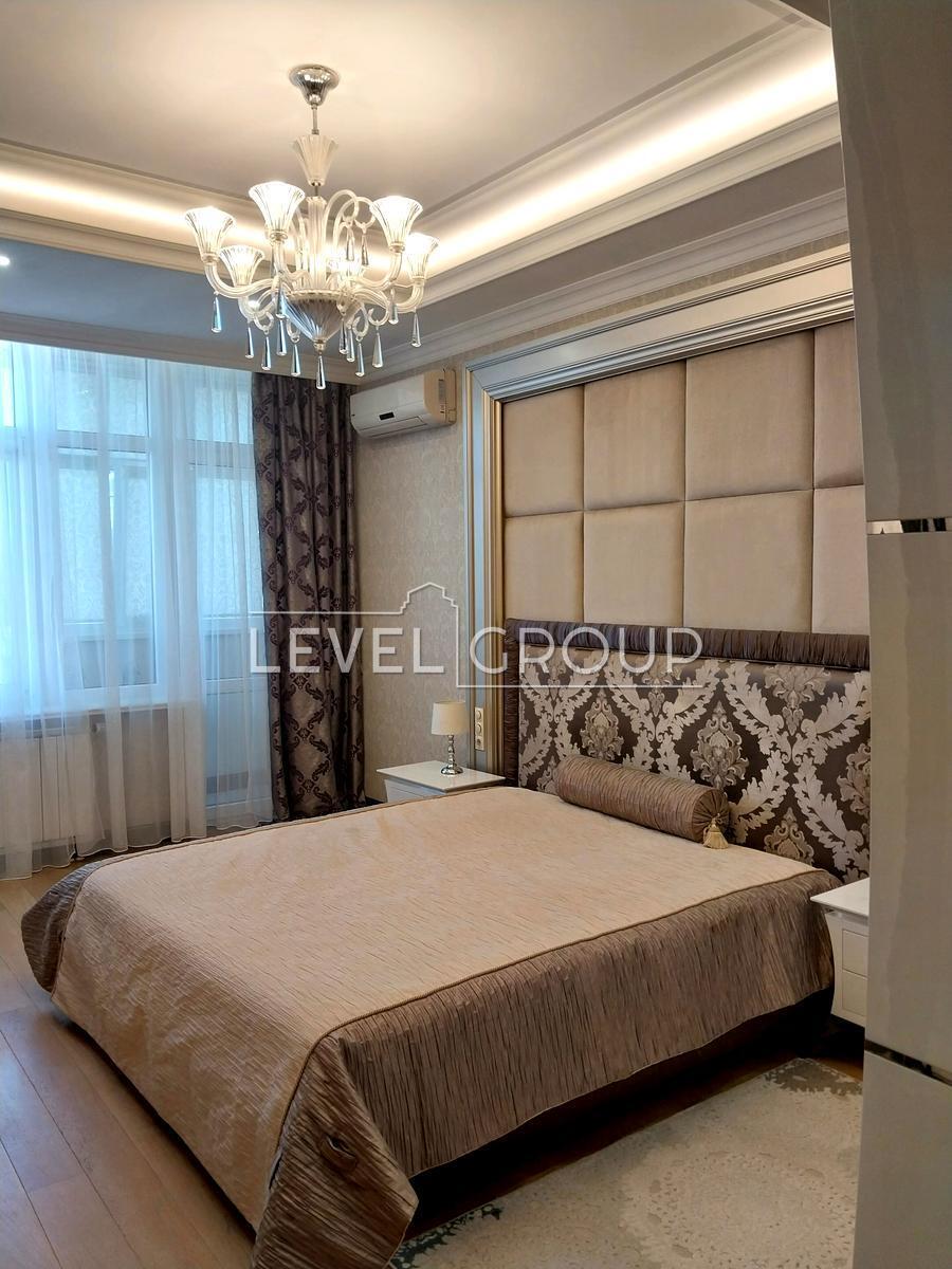 Дмитрівська вул., 82