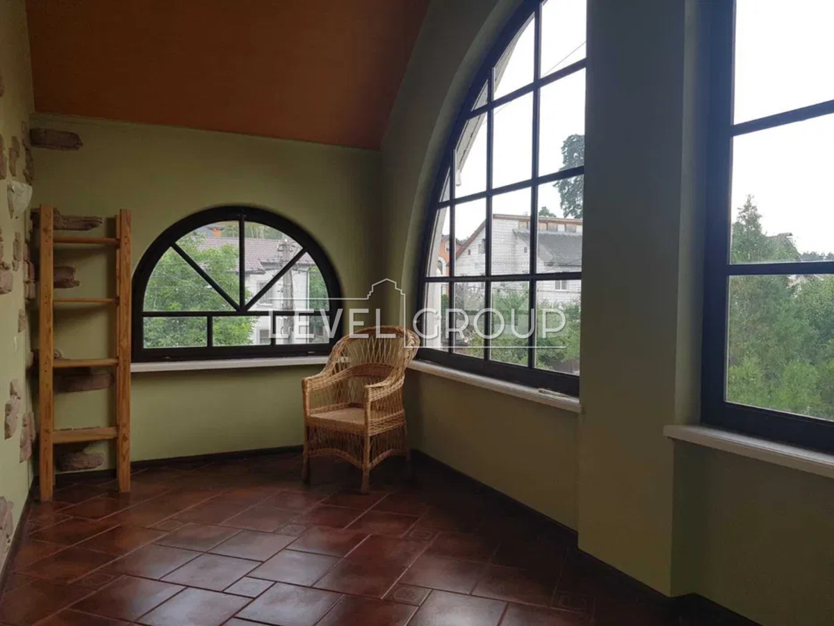 Жовтнева вул., 22