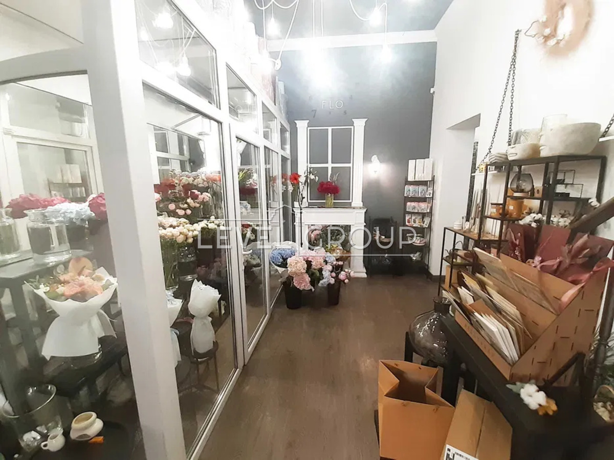 Воздвиженська вул., 48