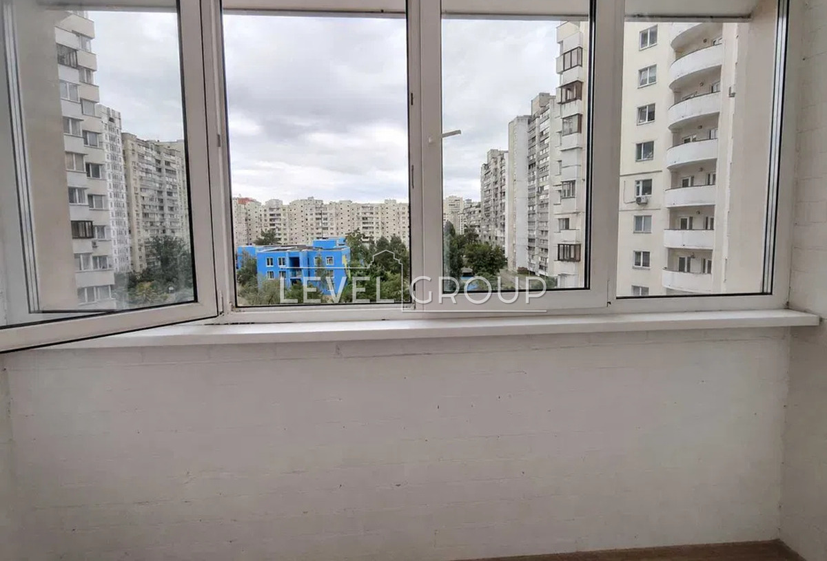 Mykola Bazhan Avenue, 26