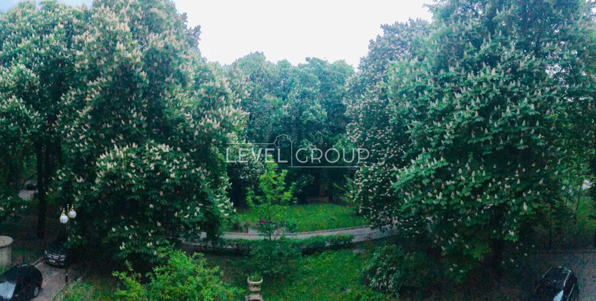 Інститутська вул., 18