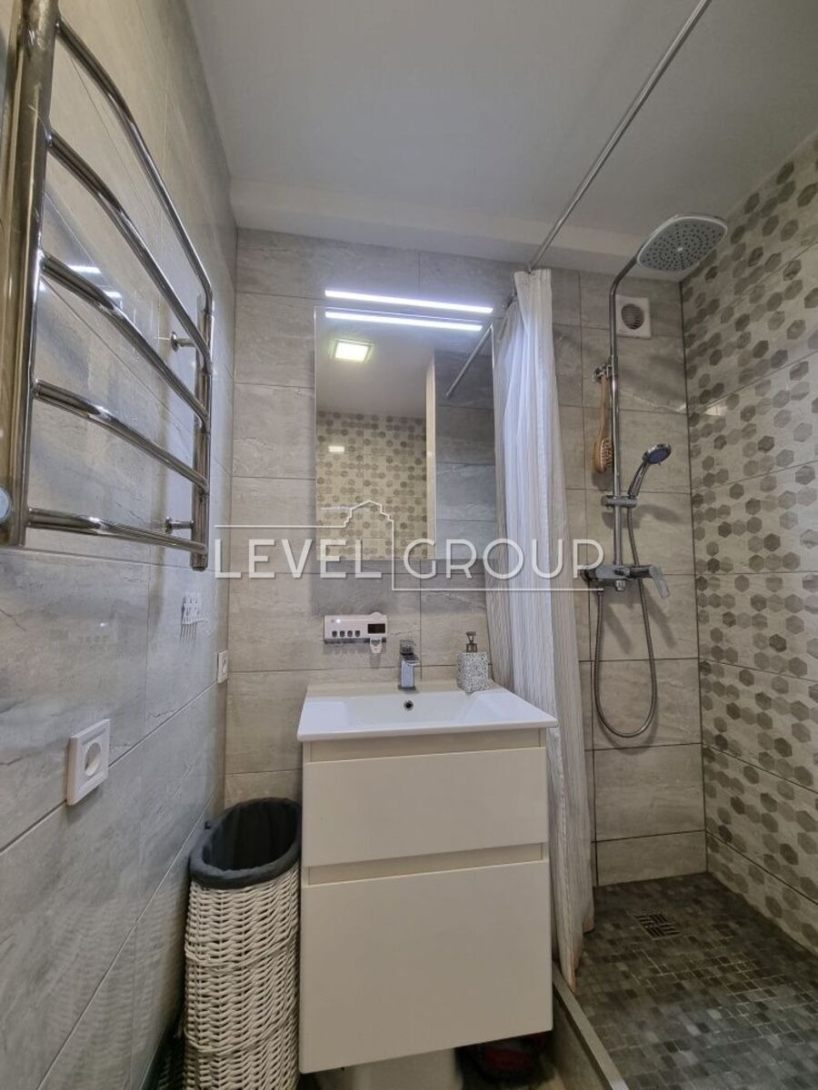 Ореста Левицького вул. (Академіка Курчатова), 8б