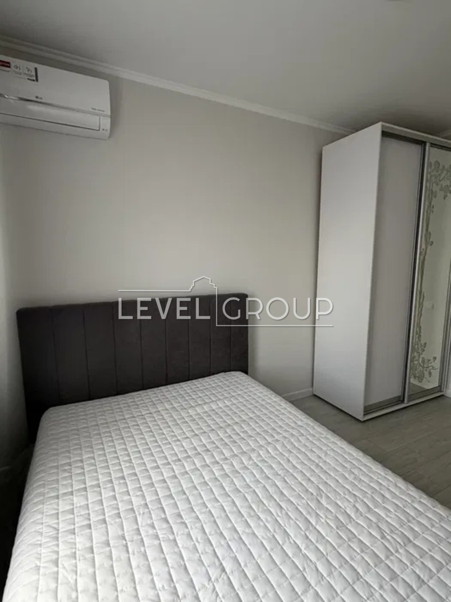 Хорольська вул., 8/4