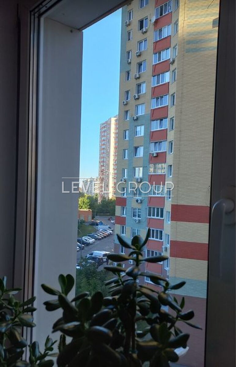 Академіка Глушкова вул., 6