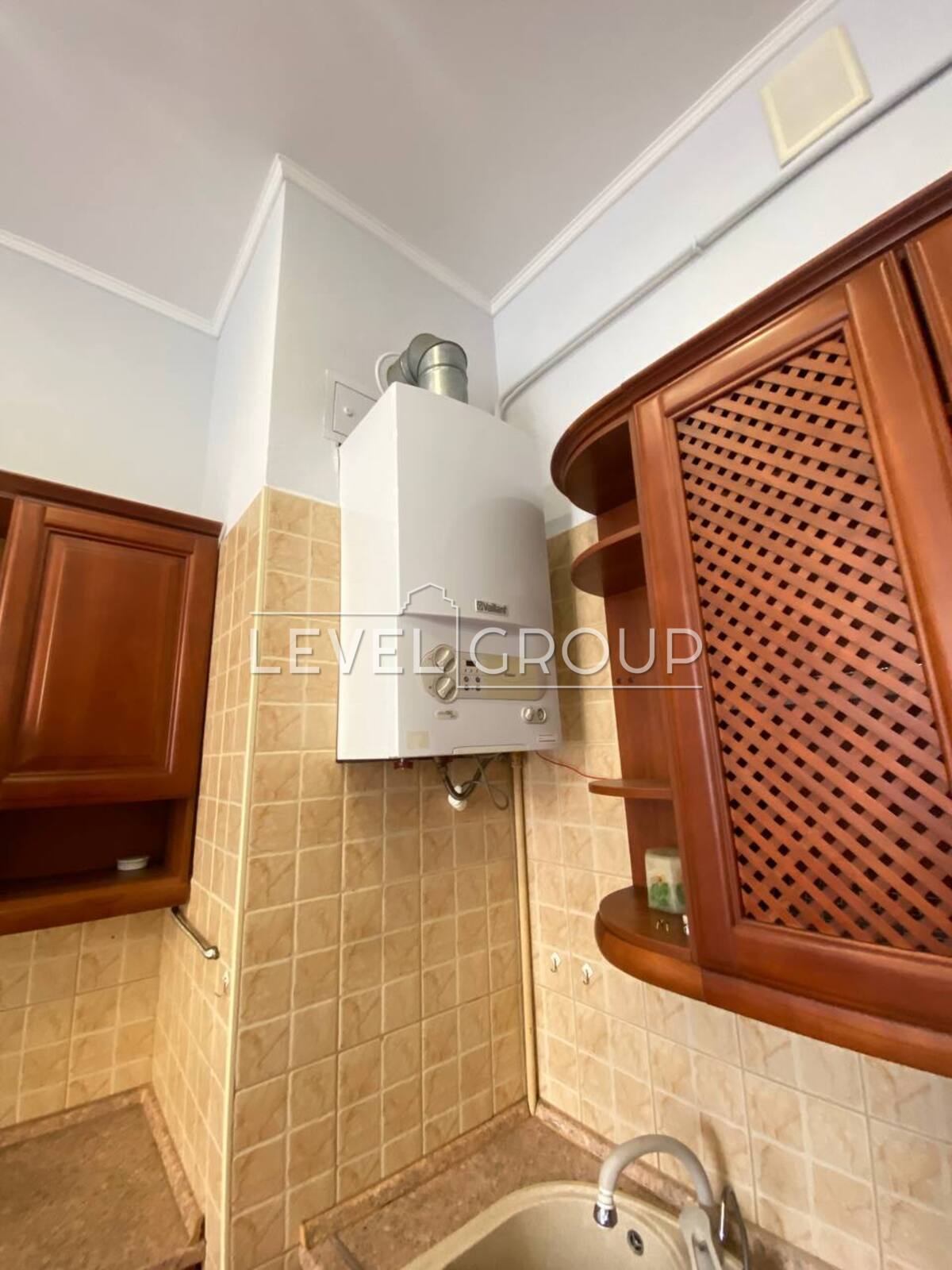 Саксаганського вул., 28