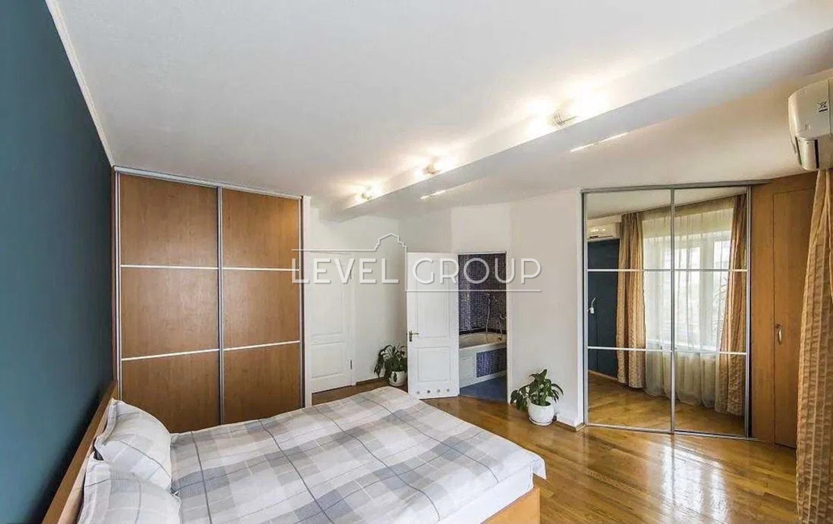 Велика Васильківська вул. (Червоноармійська), 112