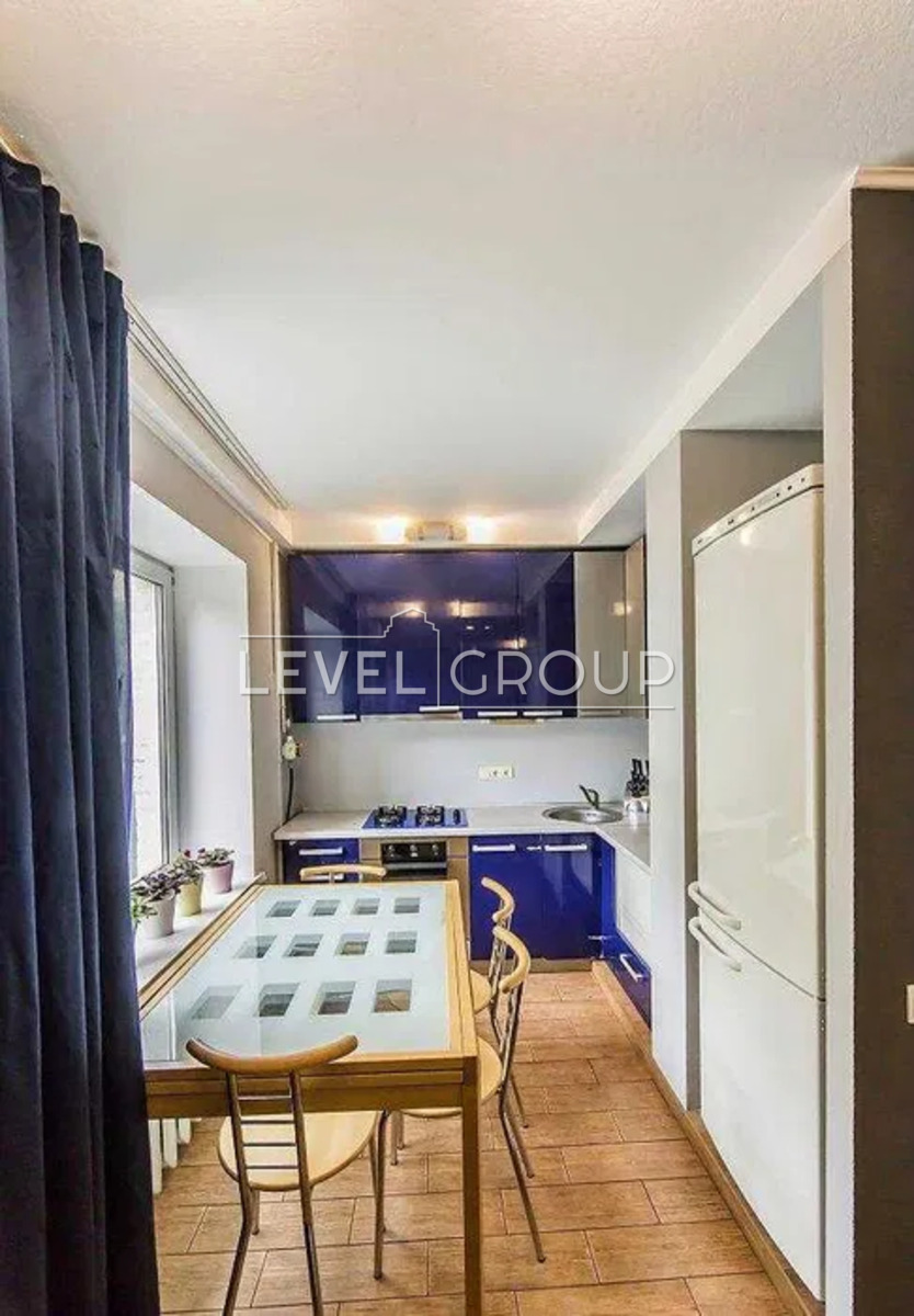 Велика Васильківська вул. (Червоноармійська), 112