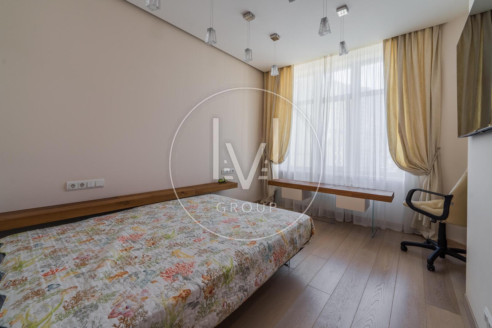 Andriy Verhoglyada str. (Mykhaila Dragomirova), 20