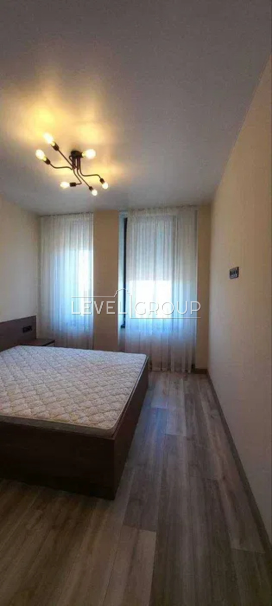 Beresteyskyi Ave. (Poles)