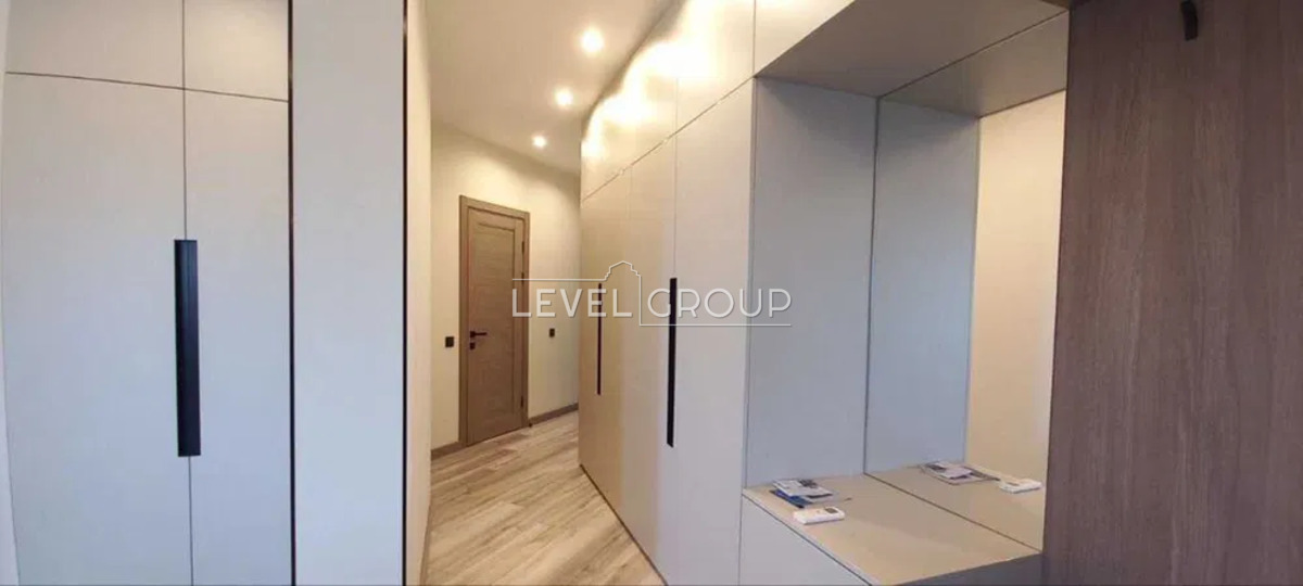 Beresteyskyi Ave. (Poles)