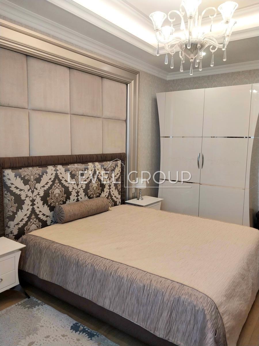 Дмитрівська вул., 82