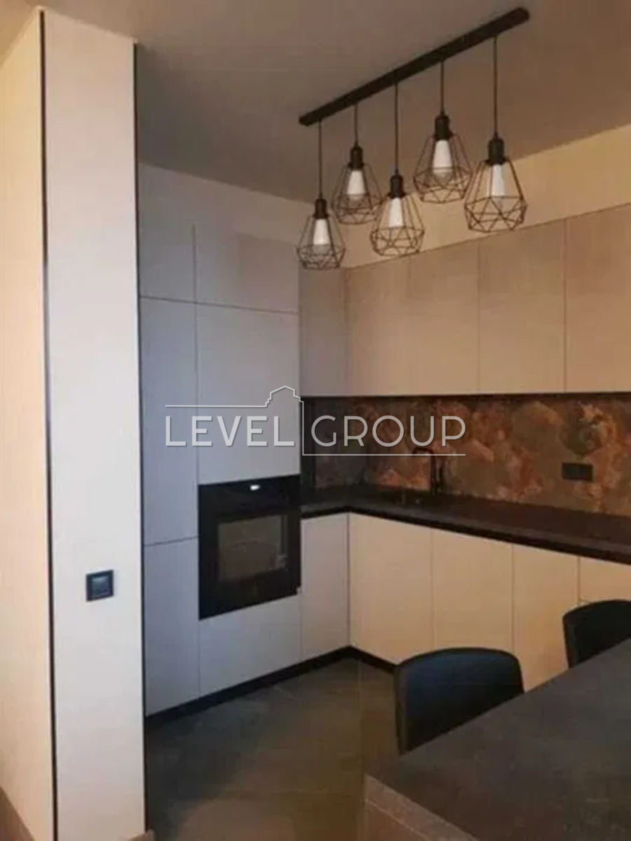 Beresteyskyi Ave. (Poles)