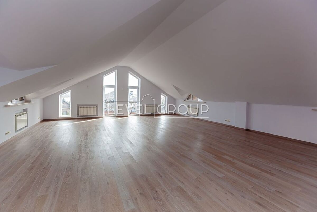 Дніпровська, 10