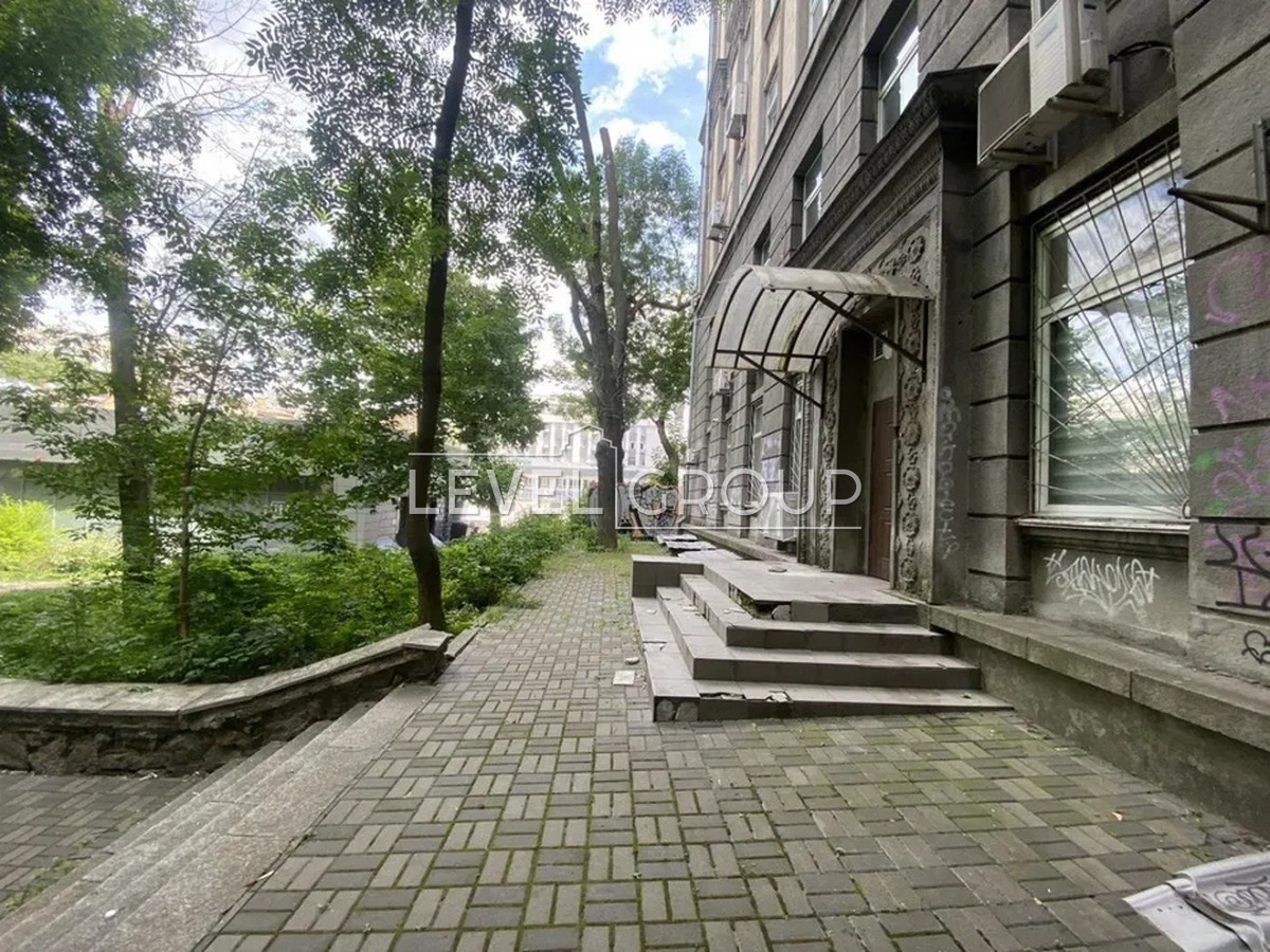 Mykhaylo Kotsiubynskyi St., 1