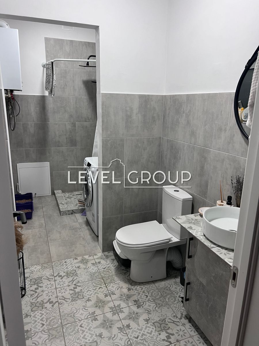 3-тя Будівельників вул., 1