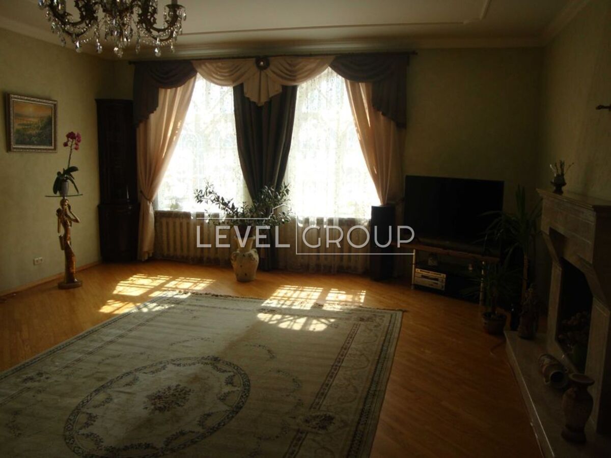 Жовтнева вул., 22