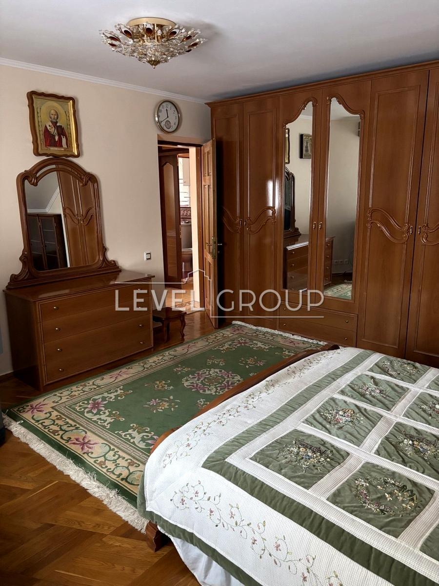 Мистецька вул., 7