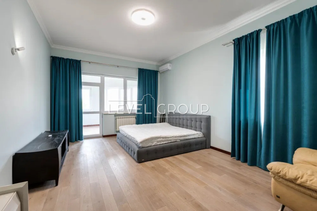 Дніпровська, 10