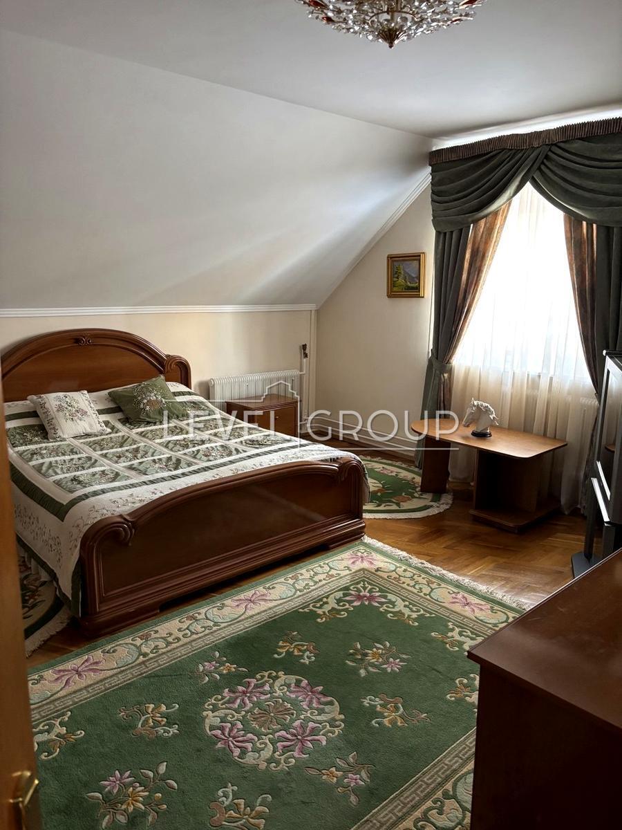 Мистецька вул., 7