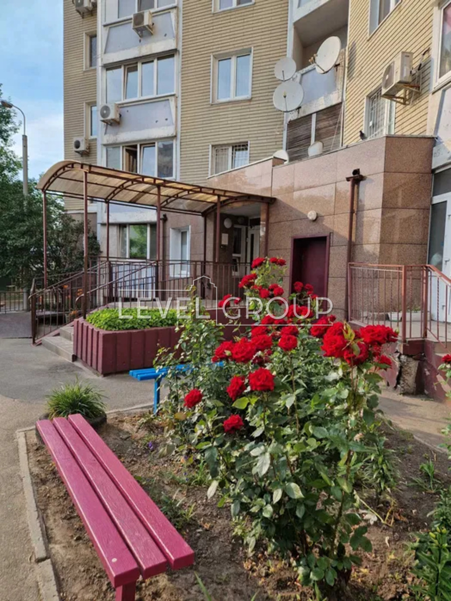 Тетяни Яблонської вул., 6