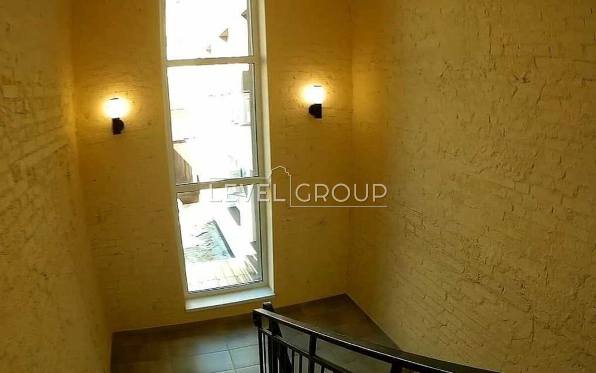 Прирічна вул.