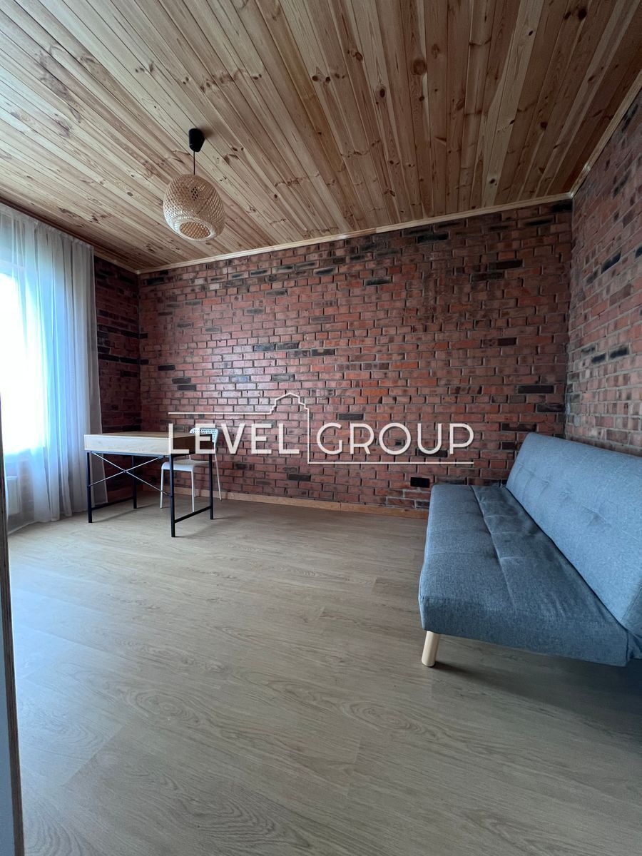 3-тя Будівельників вул., 1