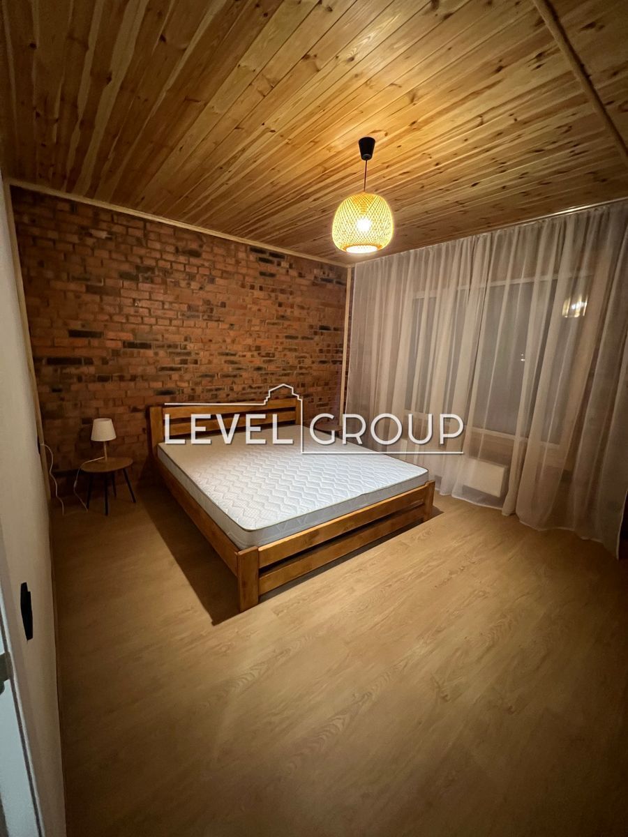 3-тя Будівельників вул., 1