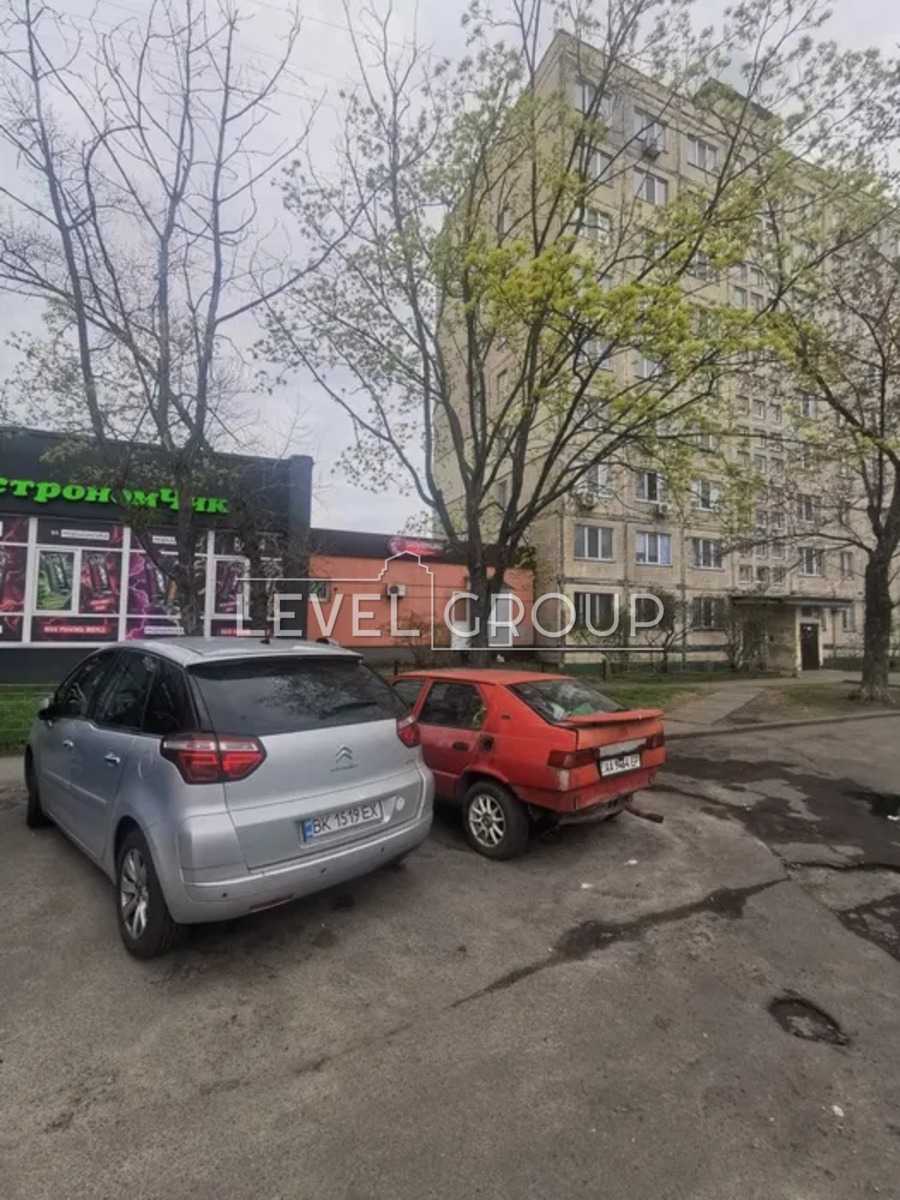 Озерна вул., 28