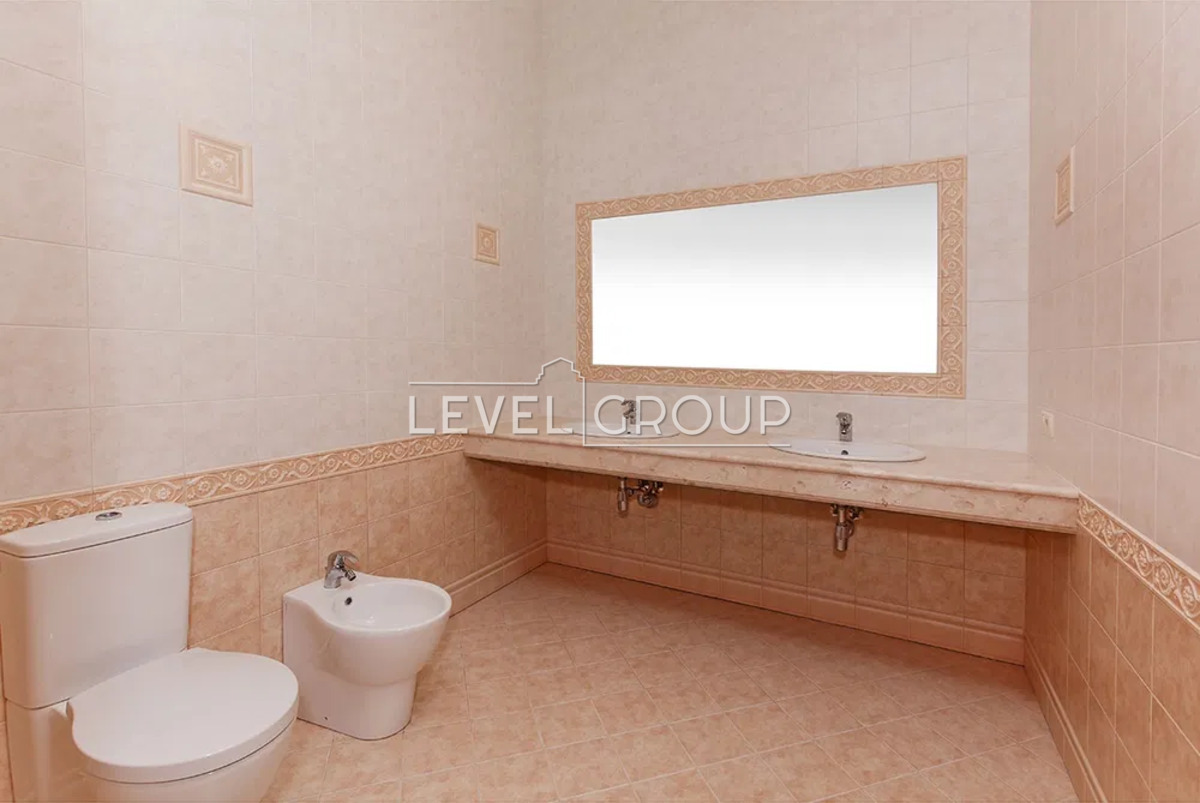 Дніпровська, 10