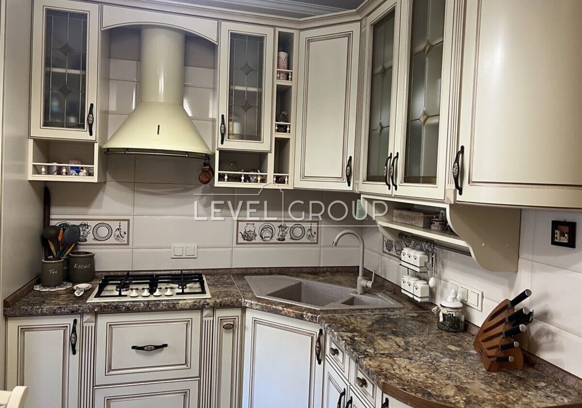 Святоюріївська, 22