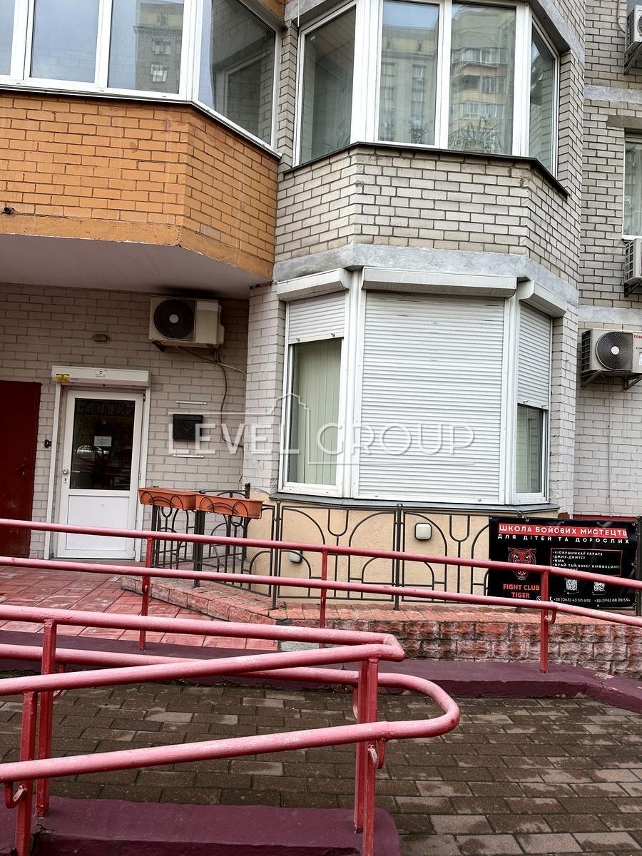 Анни Ахматової вул., 35а