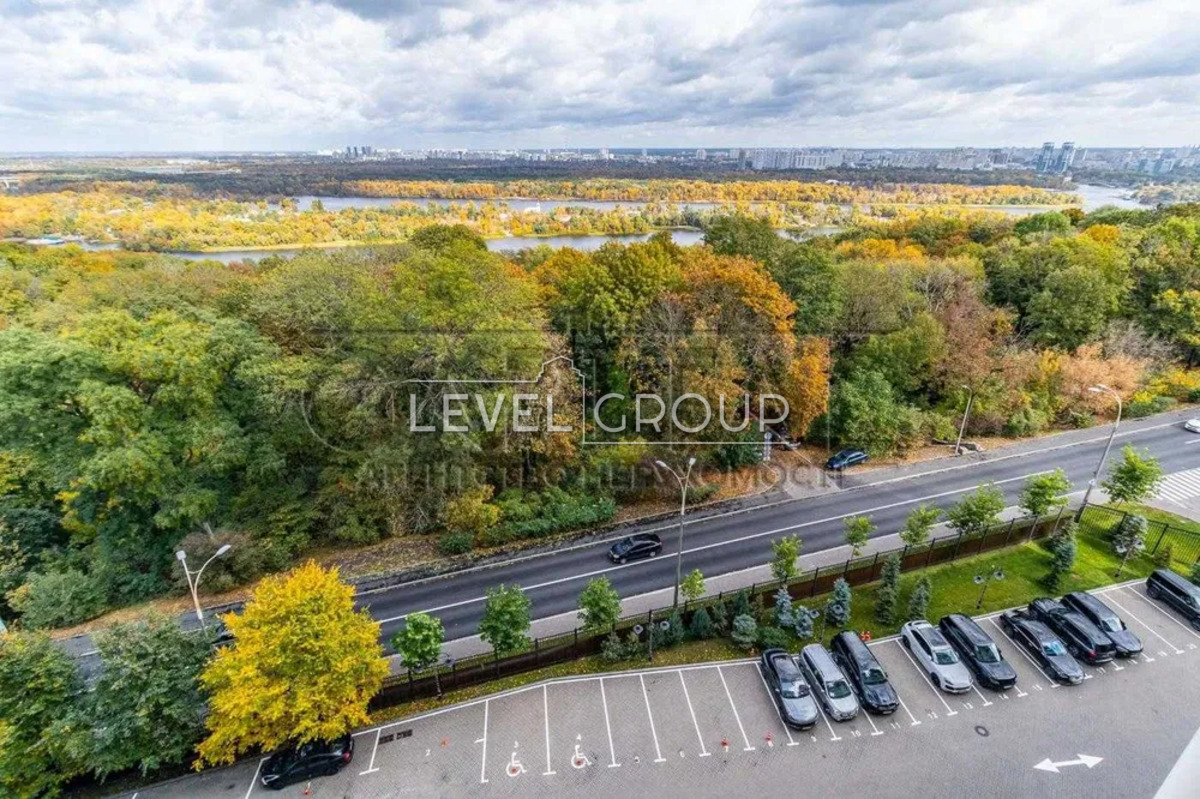 Михайла Грушевського вул., 9