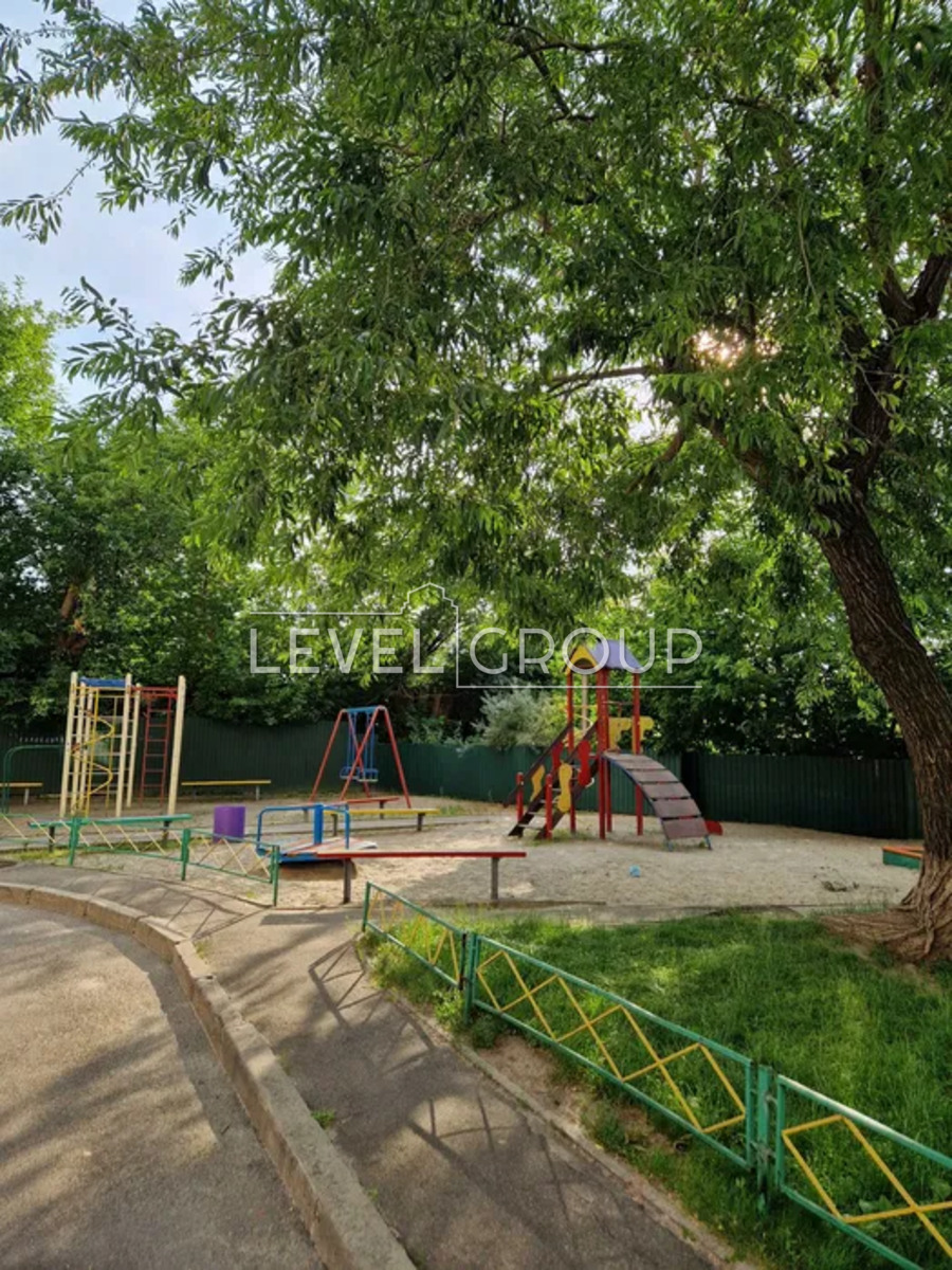 Тетяни Яблонської вул., 6