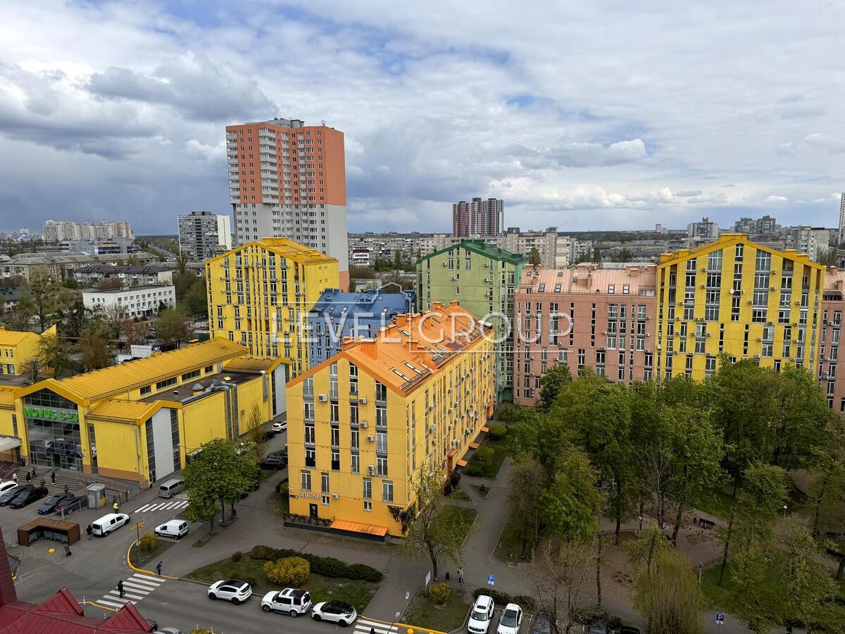 Регенераторна вул., 4