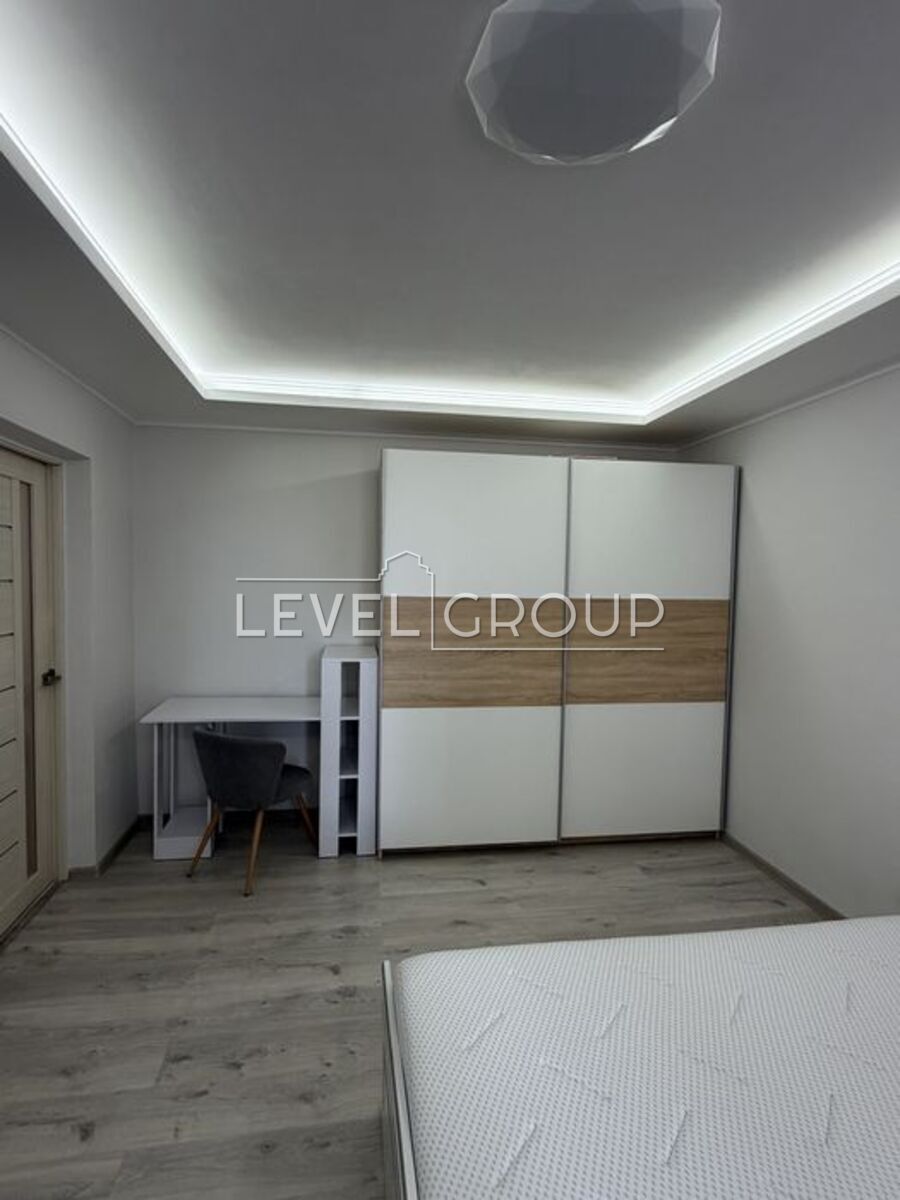 Хорольська вул., 8/4